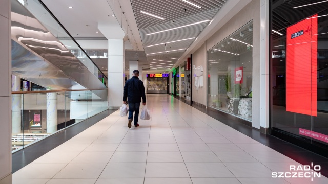 Szczecińskie galerie handlowe świecą pustkami. Nieczynne są prawie wszystkie sklepy oprócz spożywczych i niektórych punktów usługowych.