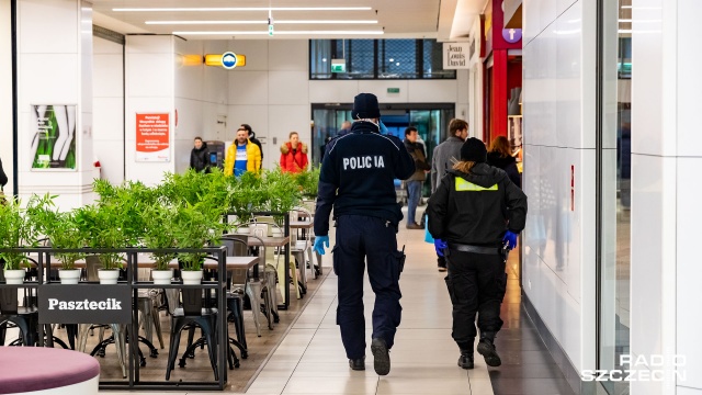 Policjanci patrolują centra handlowe