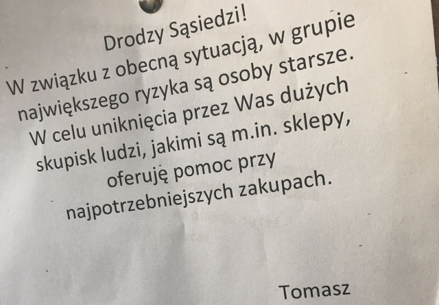 Drodzy sąsiedzi, oferuję pomoc przy najpotrzebniejszych zakupach - takie ogłoszenie w bramie kamienicy przy alei Wyzwolenia w Szczecinie wywiesił pan Tomasz.