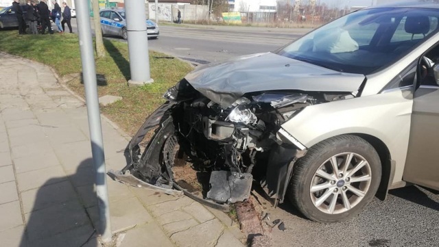 Przy skrzyżowaniu ulic Ludowej z Konarskiego w Szczecinie zderzyły się trzy samochody osobowe.