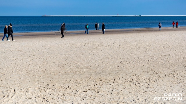 Dziesiątki spacerowiczów na plaży w Świnoujściu. Pomimo akcji zostańwdomu część mieszkańców nadmorskiego kurortu zdecydowała się wybrać na spacer.