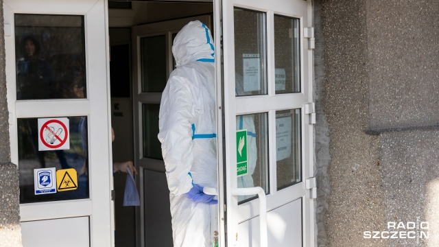 Po przyjęciu antybiotyków czuję się gorzej - powiedział Radiu Szczecin Dariusz Matecki, który ma koronawirusa. Od poniedziałku szczeciński radny przebywa w szpitalu przy ulicy Arkońskiej w Szczecinie.