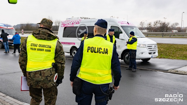 Kierowcy, próbujący przebić się przez drogowe polsko-niemieckie przejścia graniczne wciąż stoją w korkach.