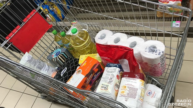 Specjalną pomoc dla mieszkańców organizują władze Kołobrzegu. Właśnie podpisano umowy z dwiema organizacjami, które mogą dostarczyć do mieszkańców zakupy, a także zapewnić pomoc psychologiczną.