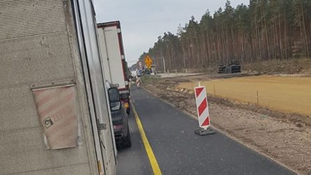 Prace drogowe w okolicach Węzła Rzęśnica przyczyną kilkukilometrowego już korka na drodze S3.