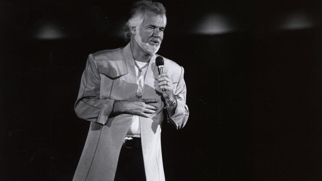 W wieku 81 lat zmarł Kenny Rogers, legenda muzyki country. Światową sławę zyskał w latach 70. lansując m.in. przebój Lucille. Jego najbardziej znane utwory, to, oprócz Lucille, The Gambler, Lady, Islands In The Stream, She Believes In Me i Through the Years..