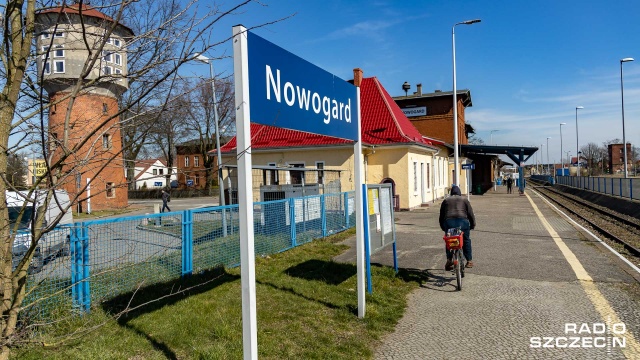 Zatopiona w wodach jeziora Nowogardzkiego łódź. Wiosenne słońce. Sznur samochodów jadących przez centrum. Niby normalny dzień z życia zachodniopomorskiego miasteczka.
