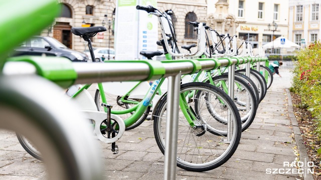 Na rowery wsiadajmy w rękawiczkach jednorazowych lub zdezynfekowanych - apeluje do użytkowników szczecińskiego roweru miejskiego spółka NiOL.
