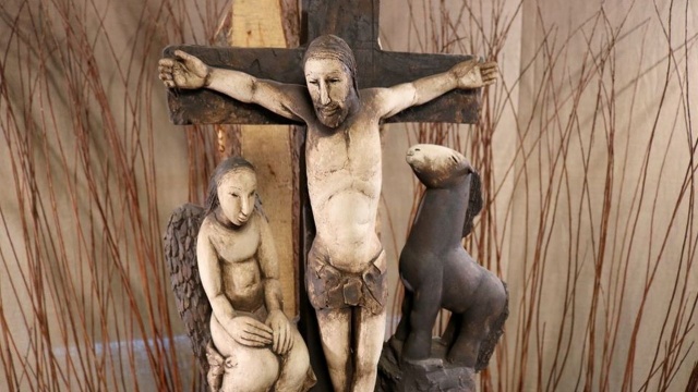 Twórcy z Młodzieżowego Domu Kultury przygotowali instalację Szeptająca Golgota. To rzeźba ukrzyżowanego Chrystusa otoczonego zwierzętami i kwiatami z ceramiki.