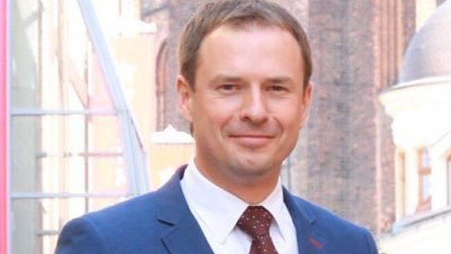 Skoro pracują lekarze i pielęgniarki czy pracownicy sklepów to mogą też pracować posłowie - stwierdził w Rozmowach pod krawatem poseł Koalicji Obywatelskiej Piotr Borys.