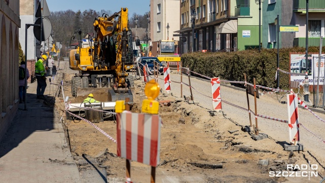 Rozpoczęła się przebudowa ulicy Jedności Narodowej w Resku. Remont obejmuje odcinek od mostu na rzece Redze, aż do skrzyżowania z ulicą Wojska Polskiego.