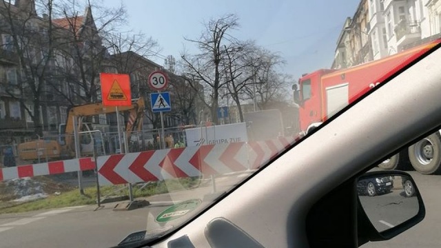 Trzy zastępy straży pożarnej blokowały przejazd na ulicy Piłsudskiego w stronę placu Szarych Szeregów.