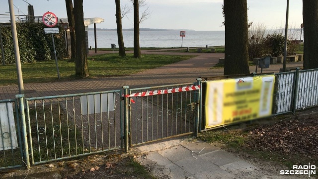 Promenada jest zbyt wąska i zbyt popularna - to przyczyny zamknięcia deptaka nad Jeziorem Miedwie w Morzyczynie.