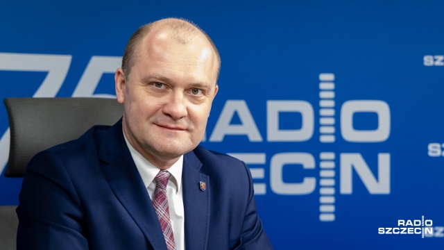 Nauczyciele dostaną normalne wynagrodzenia - zapewniał w Samorządowej Przeplatance Radia Szczecin prezydent Szczecina Piotr Krzystek.