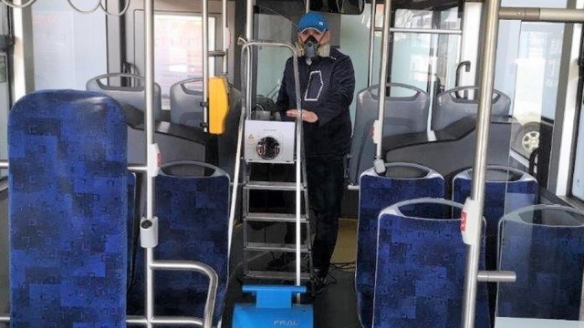 Świnoujście ozonuje miejskie autobusy, by walczyć z koronawirusem. Oprócz tego każdy pojazd komunikacji miejskiej po tym, jak zjedzie z trasy jest myty na zewnątrz i wewnątrz.