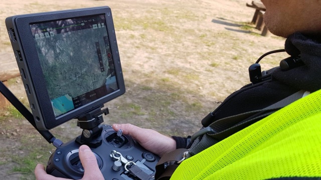Policjanci z powietrza sprawdzają przestrzeganie zakazu gromadzenia się.