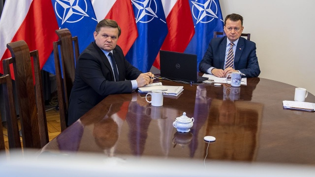 Minister Mariusz Błaszczak powiedział w Polskim Radiu24, że wojskowe mobilne laboratorium pracuje całą dobę i wykonuje testy na potrzeby służb cywilnych.