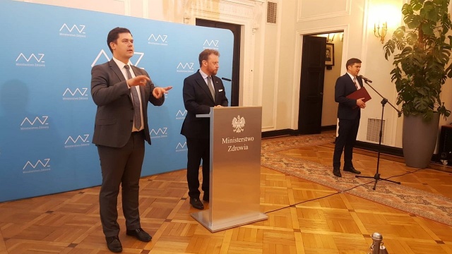 Minister zdrowia powiedział, że nikt, nawet osoby młode, nie mogą liczyć na cudowną odporność na koronawirusa, jedynie niektórzy mogą mieć łagodniejszy przebieg choroby.