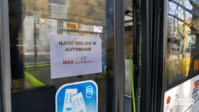 Firma wynajęta do tego zadania spryskała wiaty przystankowe pod ciśnieniem specjalnym preparatem. Środek pozostawia brudne zacieki, ale jak zapewniają urzędnicy - tak właśnie ma być.