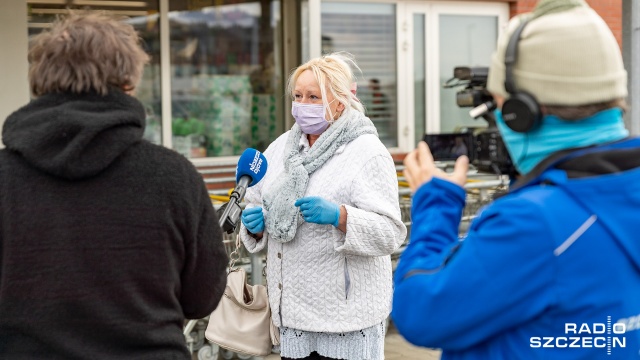 Zgodnie z nowymi zasadami wprowadzonymi we wtorek przez rząd, do sklepu - zarówno małego, jak i wielkopowierzchniowego, a także do każdego lokalu usługowego - mogą wejść maksymalnie 3 osoby do jednej kasy.