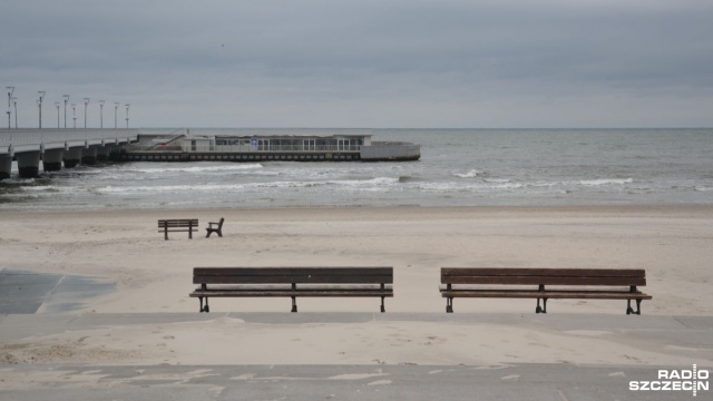 Od północy obowiązują kolejna ograniczenia w przemieszczaniu się. Dotyczą one między innymi plaż, bulwarów i parków. W środę w Kołobrzegu nasz reporter sprawdził, czy nad morzem coś się zmieniło.