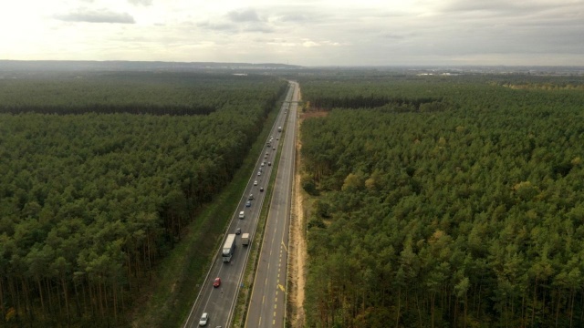 Szczeciński oddział Generalnej Dyrekcji Dróg Krajowych i Autostrad podpisał właśnie umowę na dokończenie robót drogowych na autostradzie A6 między zjazdem na Dąbie, a Rzęśnicą.