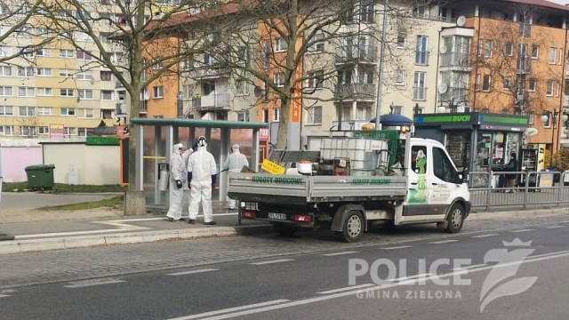 Police dezynfekują przystanki komunikacji miejskiej. Wynajęta firma spryska 105 przystanków w mieście i całej gminie specjalnym środkiem odkażającym.