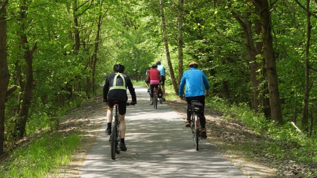 Przybywa ścieżek rowerowych w regionie. Zachodniopomorski Zarząd Dróg Wojewódzkich ogłosił przetarg i szuka wykonawców, którzy zbudują kolejny odcinek rowerowej Trasy Pojezierzy Zachodnich. Chodzi o przejście trasy przez Pełczyce.