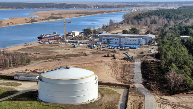 Budowa tunelu w Świnoujściu ma mały poślizg, ale trudno mówić o opóźnieniach. W ten sposób prezydent kurortu uspokaja mieszkańców, którzy pytają, czy epidemia koronawirusa nie wpłynie na opóźnienie tej inwestycji.