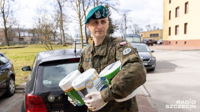Środki czystości i zgrzewki wody mineralnej - zbierają żołnierze 12. Brygady Zmechanizowanej.