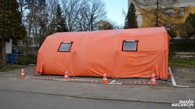 20 namiotów pneumatycznych stanęło przed szpitalami na terenie całego województwa zachodniopomorskiego - informuje centrum prasowe wojewody.