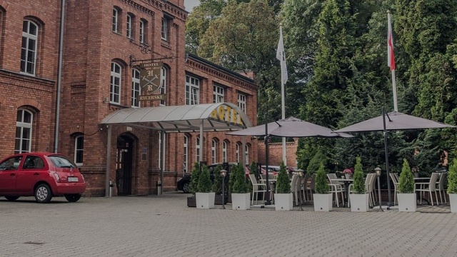 Hotel Rycerski w Szczecinie przygotował 27 pokoi przeznaczonych dla personelu medycznego, który opiekuje się pacjentami hospitalizowanymi z powodu COVID19. Każdy ma osobny węzeł sanitarny, a nocleg obejmuje także śniadanie.