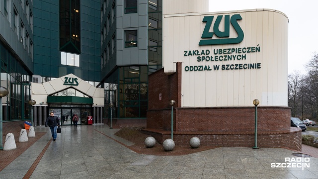 Słuchamy głosów przedsiębiorców i szykujemy następne pakiety pomocowe - mówią przedstawiciele partii rządzącej. Zwolnijcie wszystkich pracodawców z ZUS-u - podpowiadają posłowie opozycji.