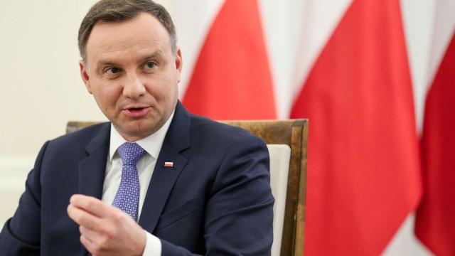 Prezydent Andrzej Duda powiedział, że pomimo pandemii koronawirusa w polskich sklepach nie zabraknie żywności. Zapewnili o tym przedstawiciele organizacji rolniczych podczas wideokonferencji z udziałem prezydenta i ministra rolnictwa.