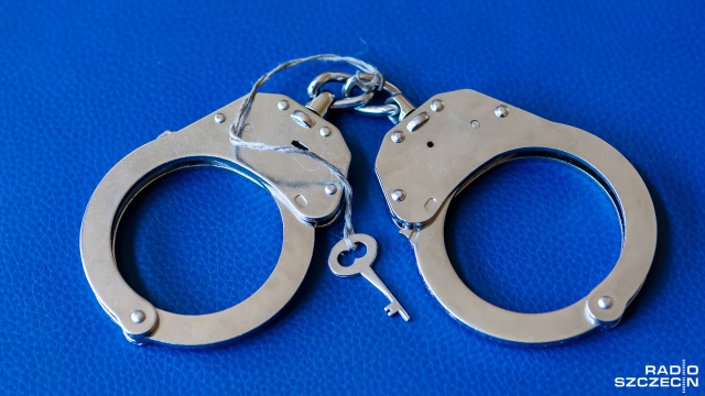 Osiem lat więzienia grozi mężczyznom podejrzanym o oszustwa internetowe. Policjanci zatrzymali dwóch z nich na gorącym uczynku - na szczecineckiej poczcie próbowali wysłać w paczkach śmieci, zamiast zamówionego przez klientów sprzętu elektronicznego.