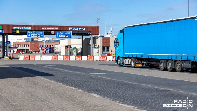Na terminalu promowym w Świnoujściu samochody ciężarowe odprawione są na bieżąco. Część kierowców, którzy często korzystają z promów do Szwecji, narzeka jednak na warunki panujące na pokładach statków.