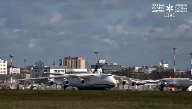 Największy samolot świata Antonow AN-225 Mrija przyleciał do Warszawy. Maszyna przywiozła z Chin ładunek zakupiony przez dwie spółki skarbu państwa - KGHM oraz LOTOS.