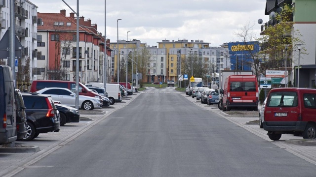Nowa jezdnia, chodniki i miejsca postojowe. Zakończyła się budowa blisko 300 metrowego odcinka ulicy Polskich Marynarzy na szczecińskich Gumieńcach.