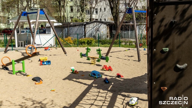Miejskie podwórka zawsze mają swój urok. I nieważna jest pora roku, czy pora dnia. Żyją własnym życiem - nawet jeżeli próbuje nimi zawładnąć wirus SARS-CoV-2.