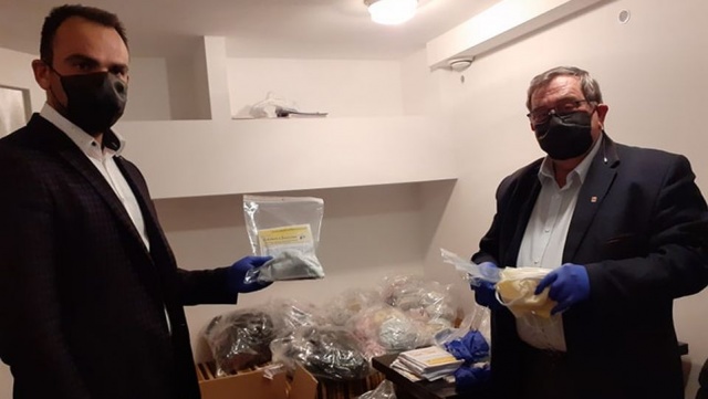 Specjalne pakiety ochronne dostaną starsi mieszkańcy Międzyzdrojów. W skład wchodzą: maseczka wielokrotnego użytku, rękawiczki jednorazowe i instrukcja.