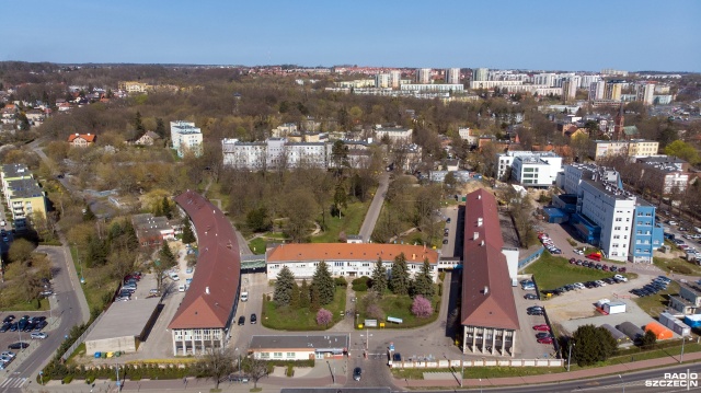 Dobre wieści ze szpitala przy ul. Arkońskiej w Szczecinie. Poprawiający się stan dwóch pacjentów, którzy do tej pory w stanie ciężkim przebywali na OIOM-ie: starsza kobieta oraz starszy mężczyzna, pozwolił na przekazanie ich do oddziału zakaźnego.