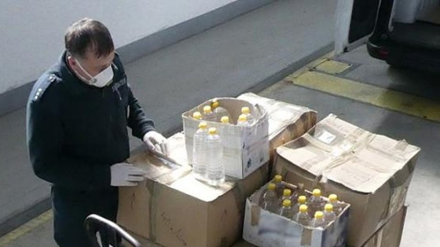 Dwa tysiące litrów środka dezynfekującego wyprodukowali strażacy - wraz z funkcjonoriuszami Krajowej Administracji Skarbowej - z wcześniej przechwyconego alkoholu bez akcyzy.