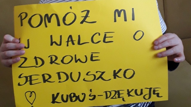 Kuba Kulczewski ma trzy lata i mieszka z bratem bliźniakiem i rodzicami w Dobrej. Chłopiec potrzebuje ponad miliona złotych, aby jego chore serce mogło normalnie pracować.