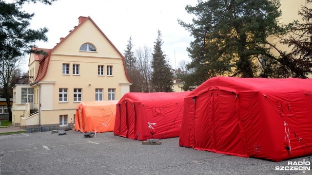Zamknięto szpitalne oddziały - wewnętrzny A i kardiologiczny placówki w Koszalinie. Zakażeni są pacjenci i jeden z lekarzy. W kwarantannie przebywa około 100 osób.