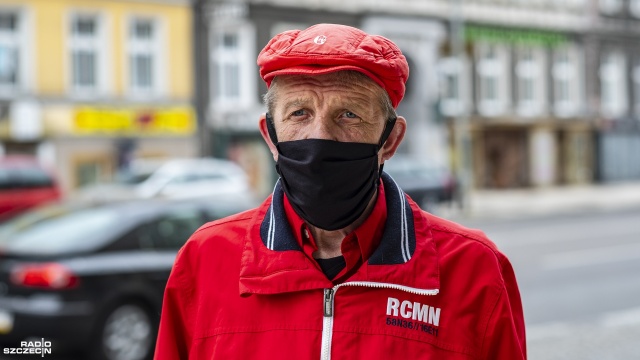Od czwartku musimy zakrywać usta i nos w miejscach publicznych. Z tego obowiązku zwolnione są dzieci do 4. roku życia.