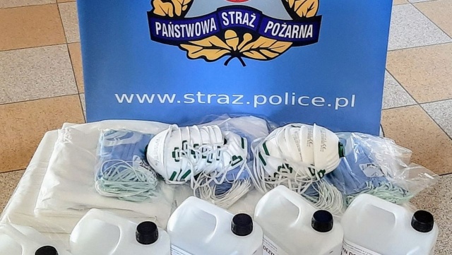 Dodatkowe wyposażenie, na wypadek spotkania osoby z koronawirusem, dostały jednostki straży pożarnej w gminie Police.