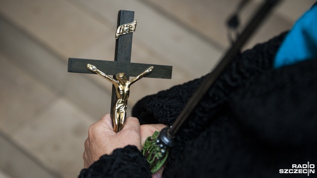 Niemieccy katoliccy biskupi, wspierani przez większość wiernych, krytykują decyzję władz o utrzymaniu na następne tygodnie zakazu publicznego sprawowania mszy świętych i nabożeństw.