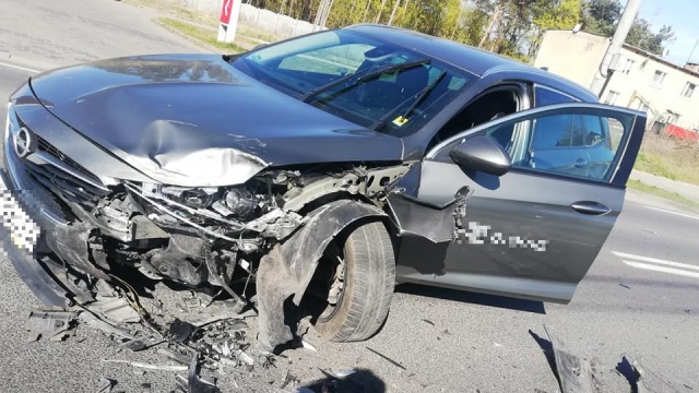 Uszkodzonych jest pięć samochodów osobowych. Jadąca Oplem kobieta chcąc uniknąć czołowego zderzenia zjechała z jezdni, wpadła na latarnię i zjechała na kolejne samochody stojące na parkingu poniżej drogi.