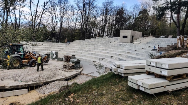 Ułożono już trybuny, wyburzono betonowy ekran, remont przeszły też pomieszczenia znajdujące się pod sceną - w Żydowcach trwa przebudowa amfiteatru.