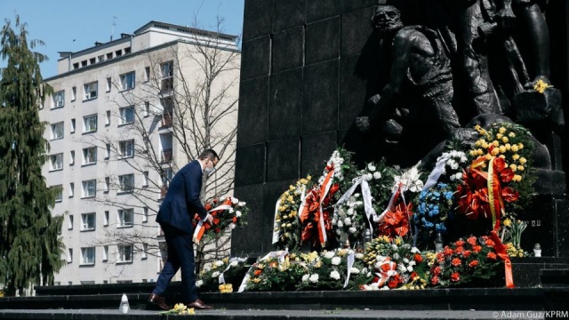 Upamiętnienie 77. rocznicy wybuchu Powstania w getcie warszawskim odbywa się 19 kwietnia - z powodu epidemii koronawirusa - głównie w przestrzeni internetowej. Przygotowano między innymi cykl filmów historycznych, wystawę oraz słuchowisko.